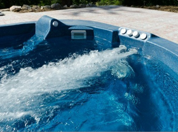 Piscine coque en Ardèche. Nage à contre courant