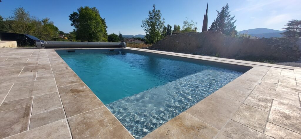 Pisciniste en Ardèche, piscine en béton avec plage en travertin